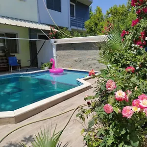 Habitación en casa particular Ilirida-swimming Pool & Garden View For Rent